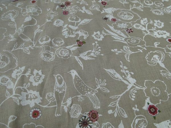 Decoratiestof linnen zand met witte vogelprint en gekleurde bloemen