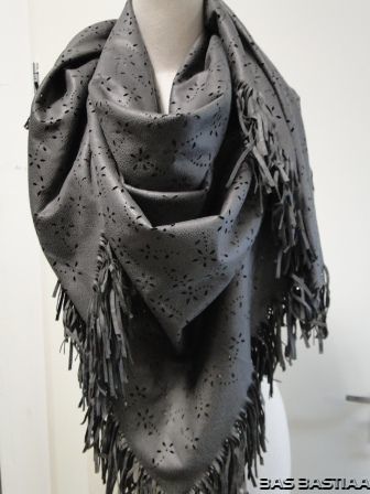 Sjaal met franje van ca 9 cm, afmeting 150 x 150 cm donker grijs FR002