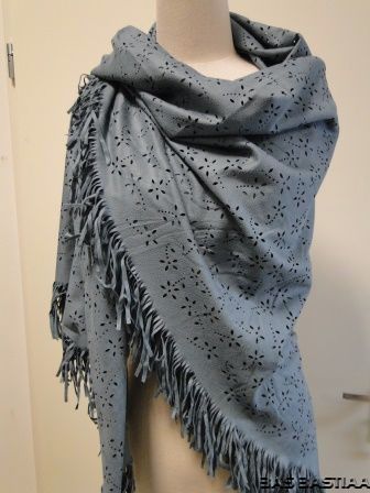 Sjaal met franje van ca 9 cm, afmeting 150 x 150 cm engels blauw FR005