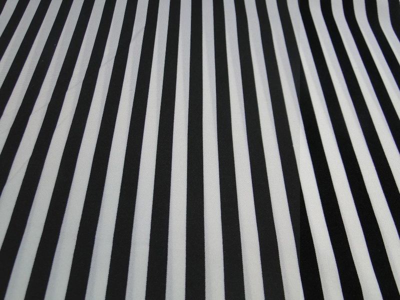 Texture stof met zwart/witte streep print, M666