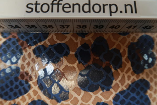 Leather look stof, reptielprint, cognac met bruin/blauwe vlekken. 131.542.0803 - Afbeelding 3