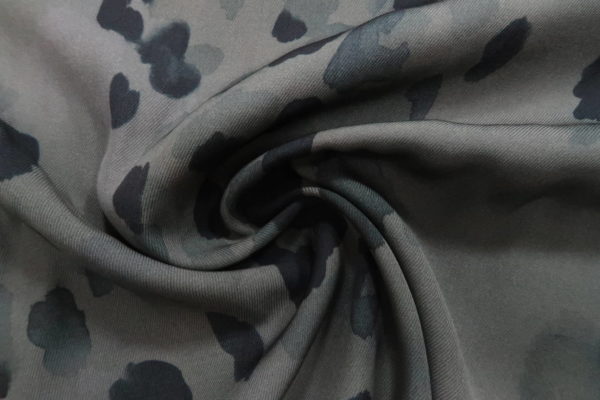 Viscose stof, panterprint, legergroen/donkergroen