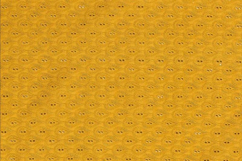 Broderie stof, opengewerkt en geborduurd paisley dessin, mosterd geel.  Q4125 - Stoffendorp