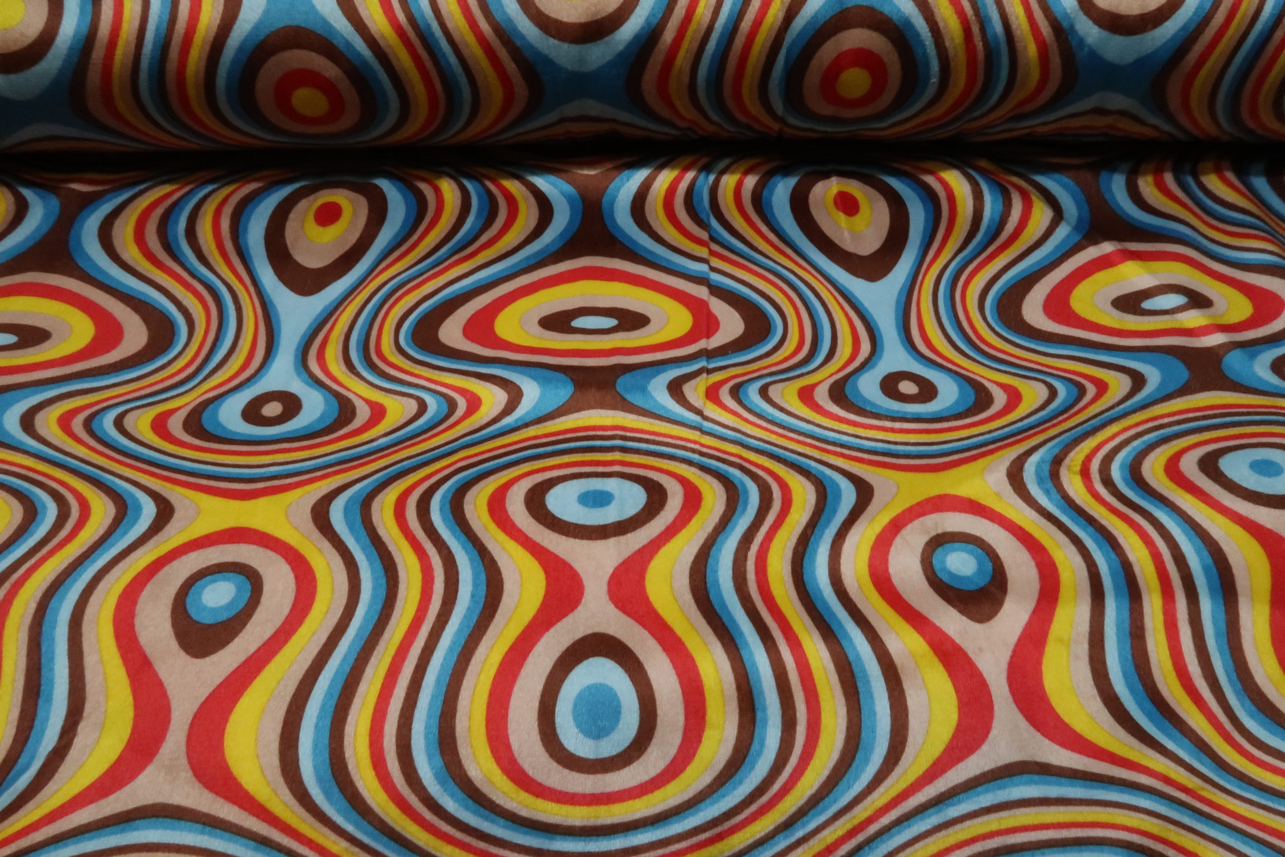 minimum Kaal Kiezen Velours stof, retro print, hazelnoot/blauw/geel/rood. Q328 - Stoffendorp