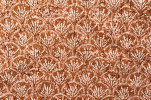 Z0925-Viscose-poplin-stof-schulpprint-batik-look-licht-roest-wit