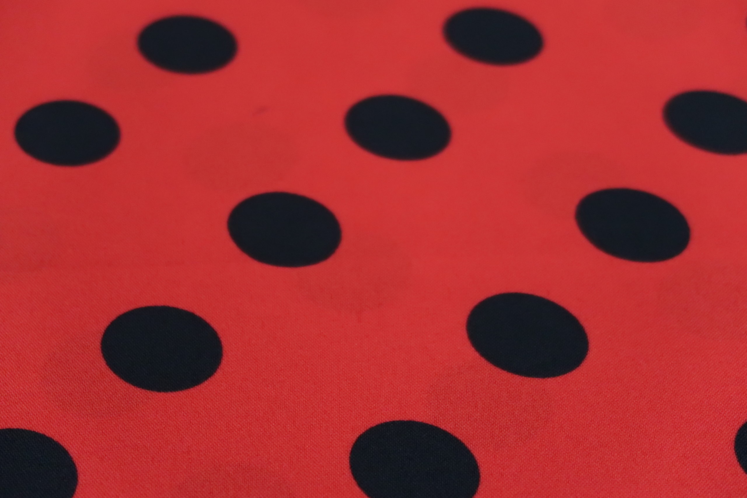 Texture stof, stippen print groot, rood/zwart . X2483