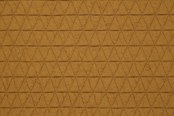 Gestept-relief-dubbeldoek-jersey-stof-driehoekje-okergeel-a0530