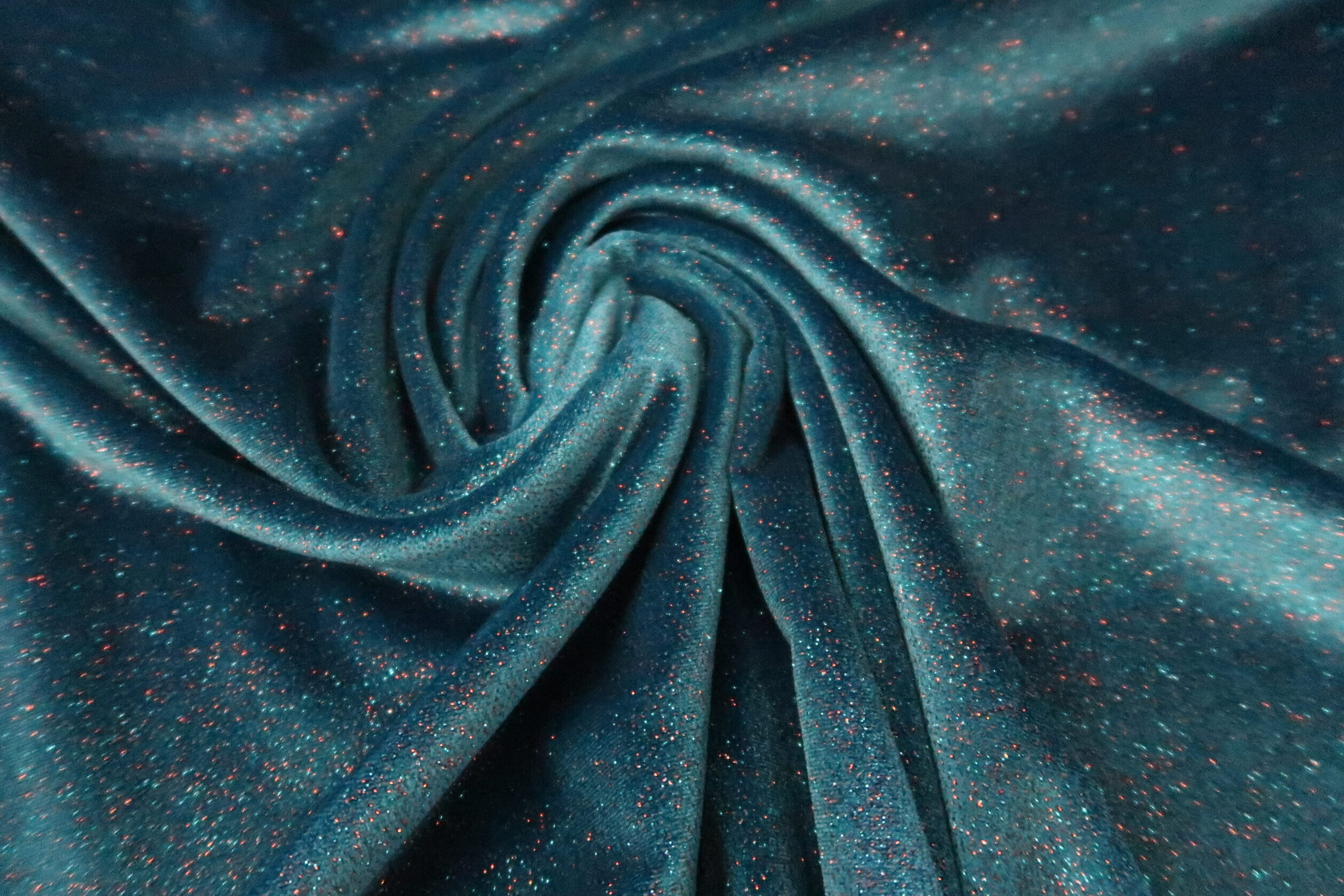 Lycra velours stof in het turquoise met gekleurde glitters.