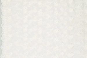 Broderie-stof-bloemenprint-met-schulprandje-x332