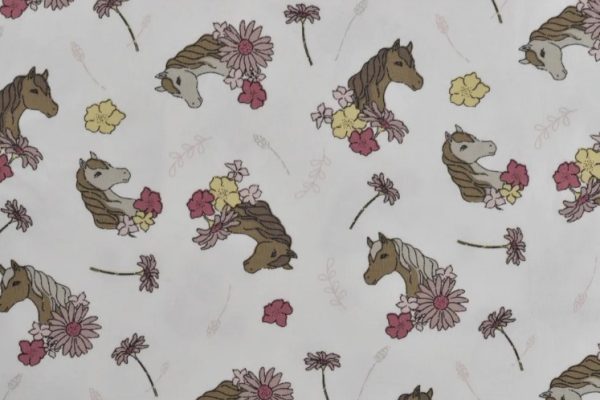 Tricot-katoen-stof-paard-met-bloemprint-x645