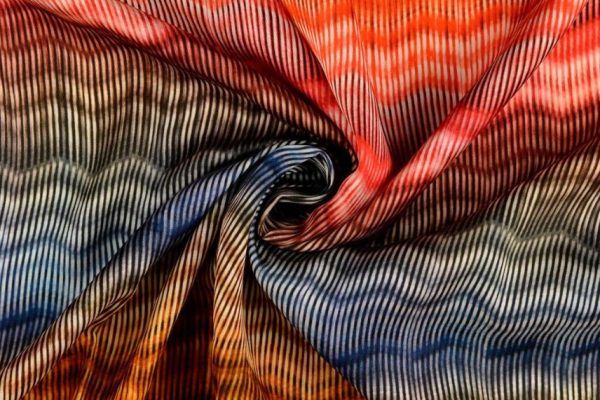 Satijn-viscose-stof-digitale-zigzagprint-x746-2