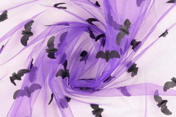 Tule-stof-met-zwarte-vleermuis-applicatie-x720-2