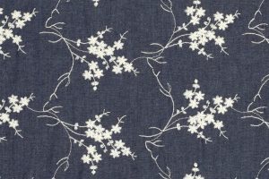 Denim-chambree-broderie-stof-geborduurde-bloemen-x1159