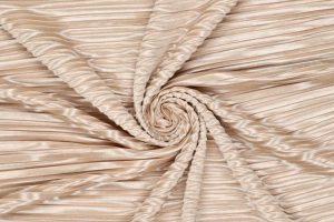 Plisse-stof-metallic-lizzy-zand-x1280