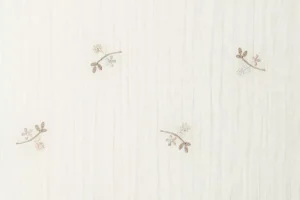 Viscose-crinkle-voile-stof-geborduurde-bloemen-en-takjes-y123