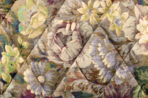 Doorgestikte-suedine-stof-antieke-bloemen-y794