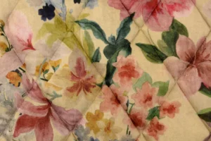 Doorgestikte-suedine-stof-romantische-bloemen-y793
