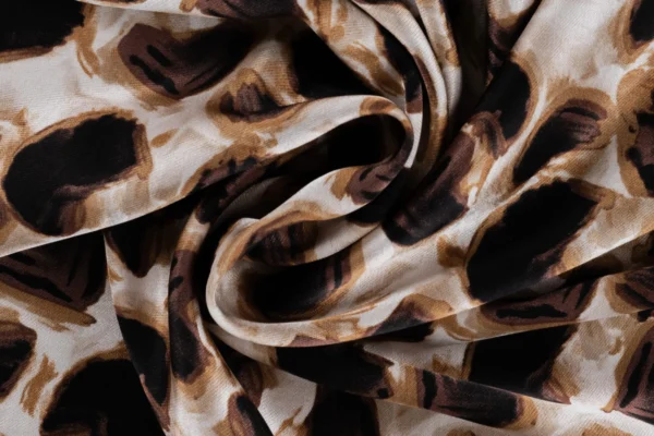 Viscose-satijn-stof-panter-hartjesprint-y761-2