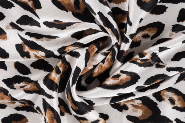Viscose-satijn-stof-panterprint-Y763-2