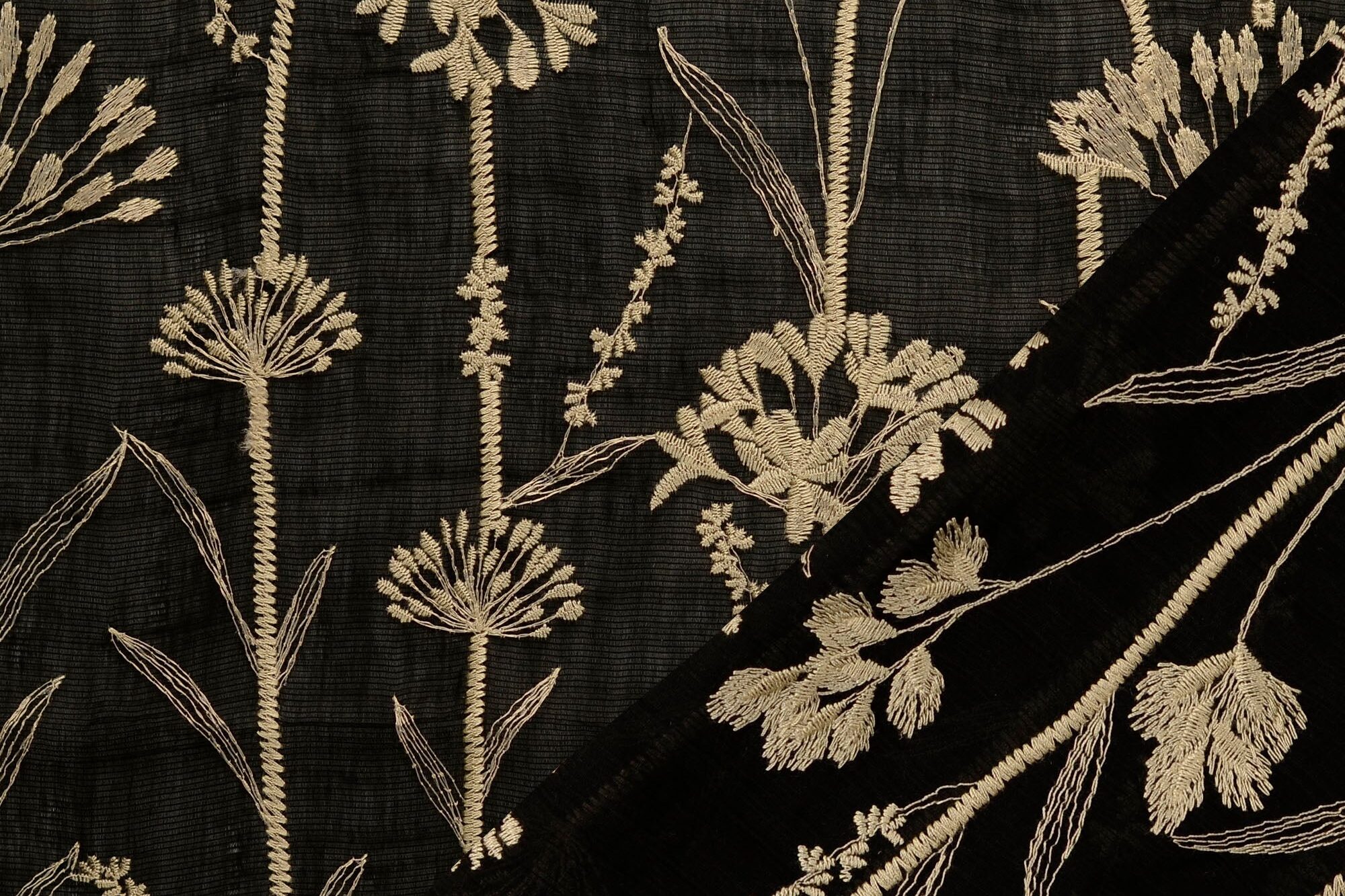 Geborduurde-voile-stof-lange-bloemstelen-P282-3