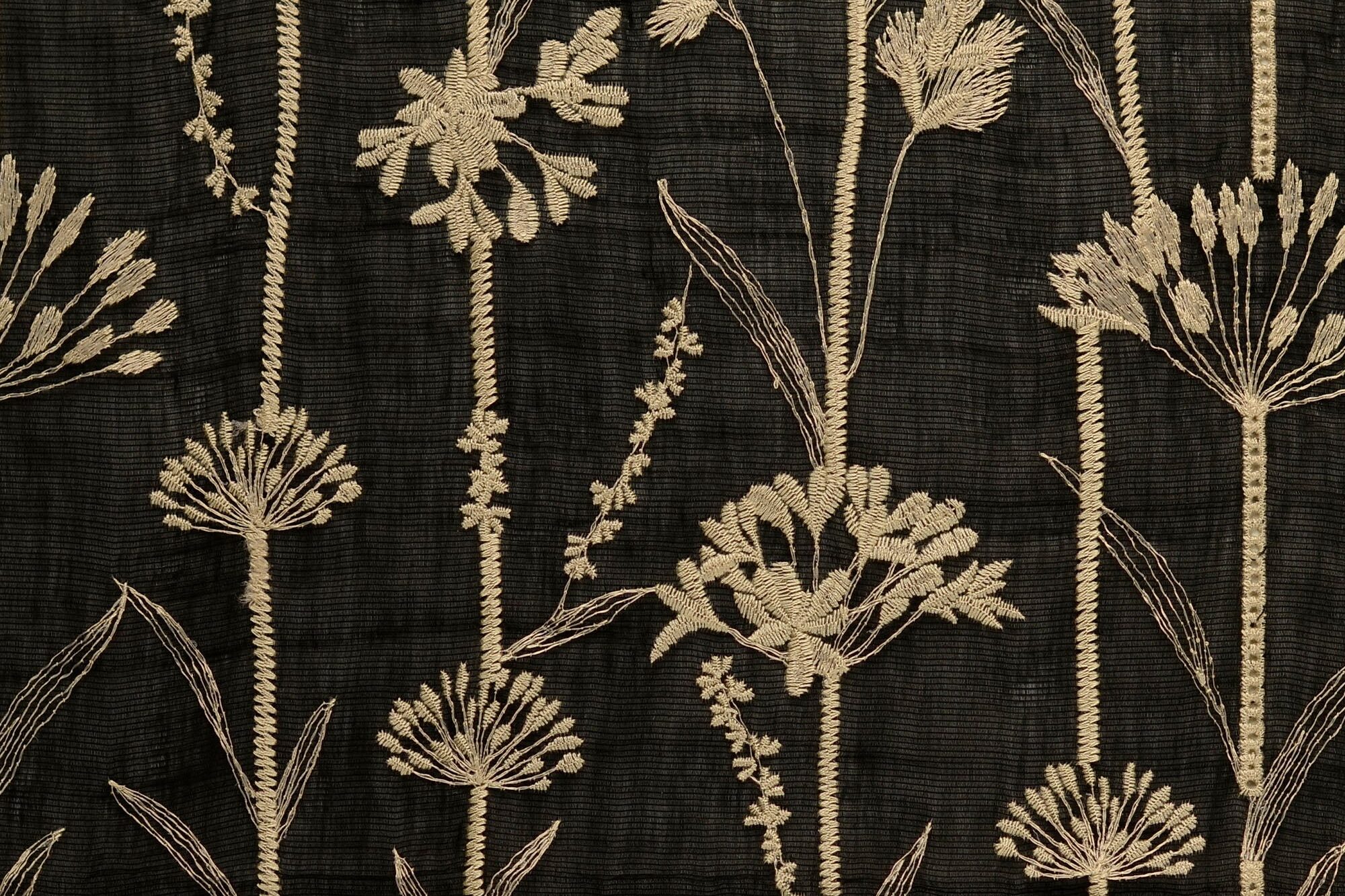 Geborduurde-voile-stof-lange-bloemstelen-P282