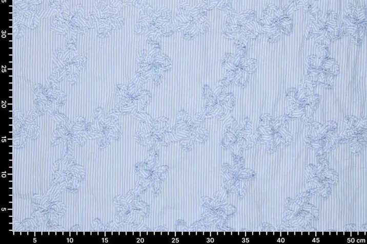 Katoen-embroidery-stof-streep-motief-opgestikte-bloemen-P254-3