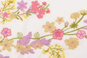 Katoen-poplin-randstof-geborduurde-bloemen-P335