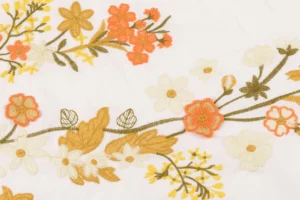 Katoen-poplin-randstof-geborduurde-bloemen-P336