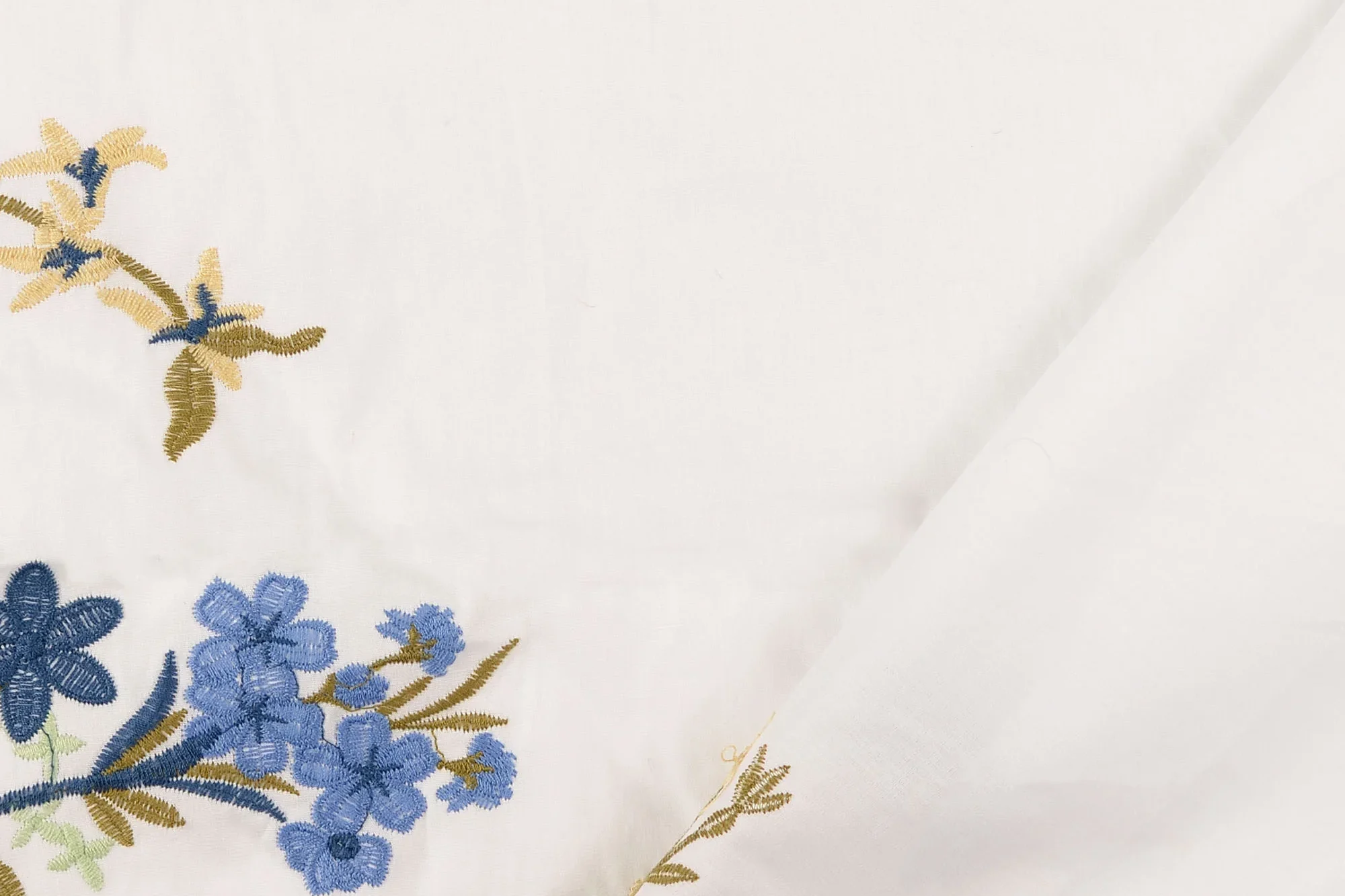 Randstof-katoen-poplin-geborduurde-bloemen-P276-3