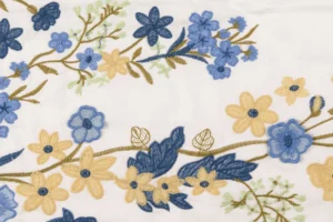 Randstof-katoen-poplin-geborduurde-bloemen-P276