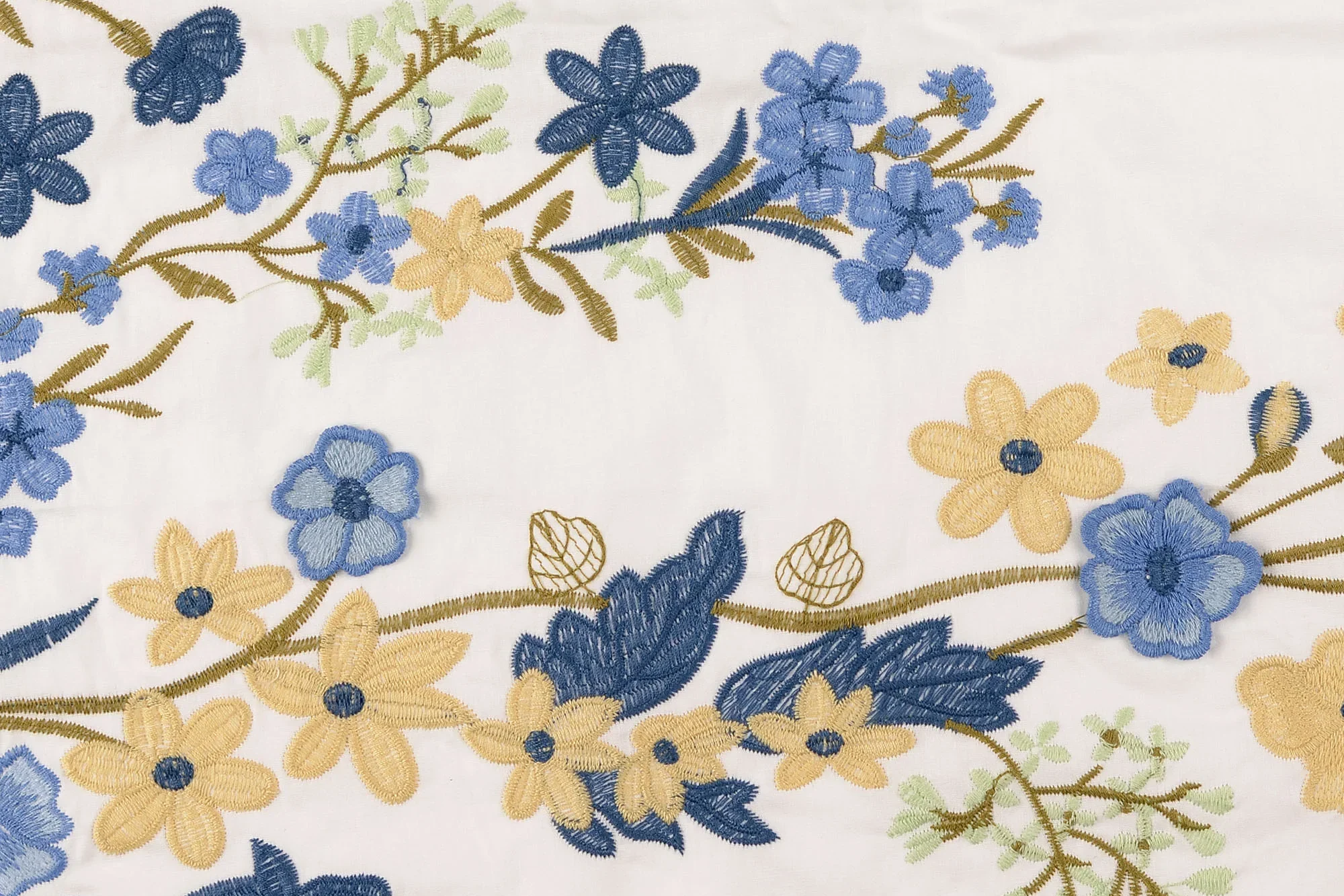 Randstof-katoen-poplin-geborduurde-bloemen-P276