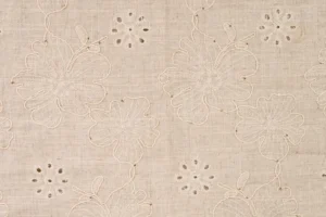 Geborduurde-naturel-linnen-stof-pailletten-en-bloemen-P409