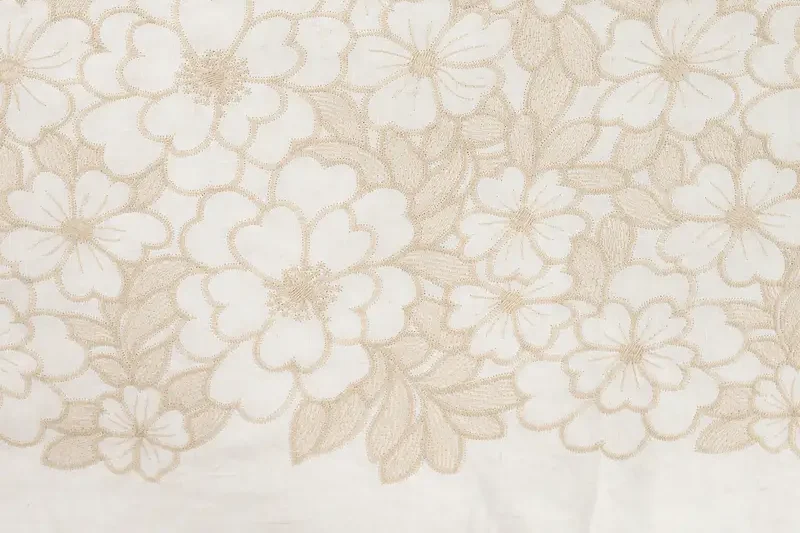 Geborduurde-voile-katoen-stof-bloemen-P410