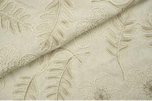 Broderie-linnen-stof-geborduurde-bloemen-en-blad-P557