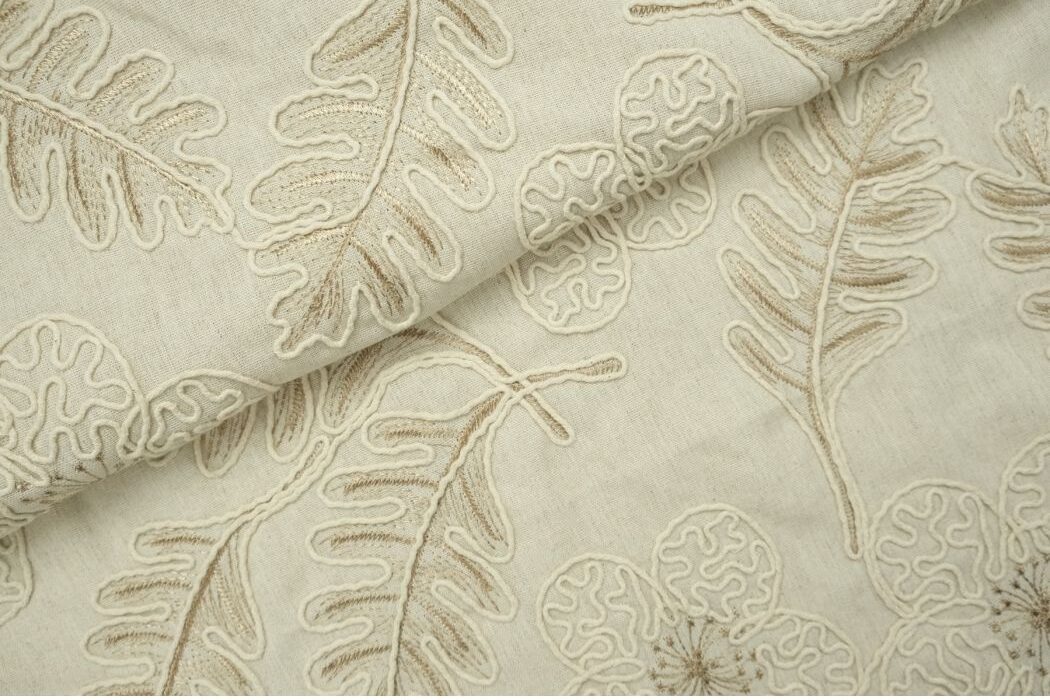 Broderie-linnen-stof-geborduurde-bloemen-en-blad-P557