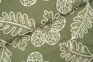 Broderie-linnen-stof-geborduurde-bloemen-en-blad-P556