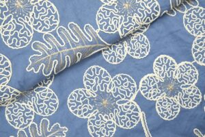 Broderie-linnen-stof-geborduurde-bloemen-en-blad-P558