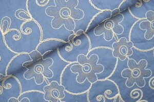 Broderie-viscose-stof-bloemen-met-krullen-P560