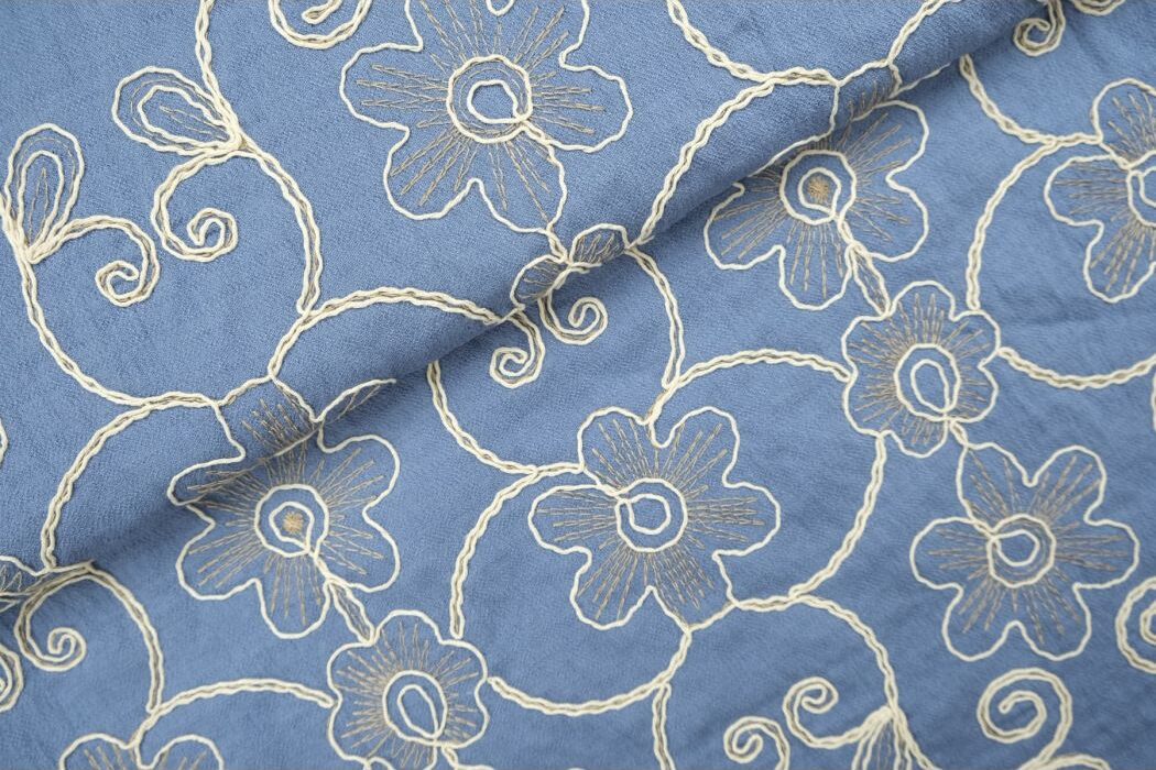 Broderie-viscose-stof-bloemen-met-krullen-P560