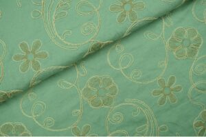 Broderie-viscose-stof-bloemen-paisley-motief-P563