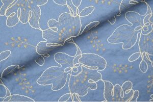 Broderie-viscose-stof-grote-bloemen-P561
