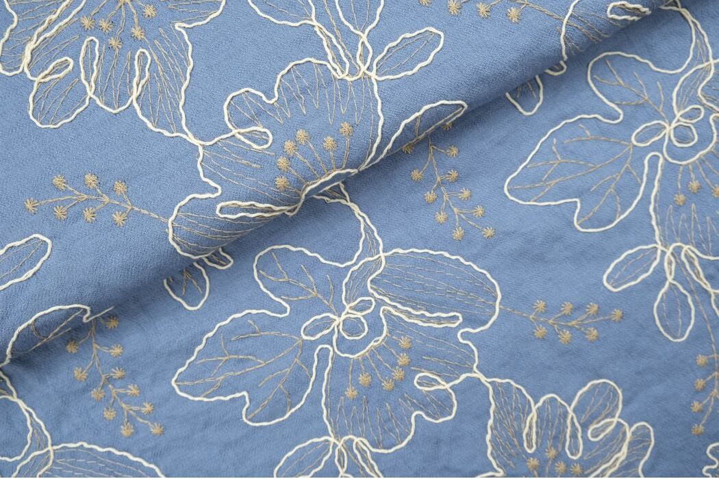 Broderie-viscose-stof-grote-bloemen-P561