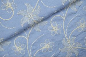 Broderie-viscose-stof-sierlijke-bloemen-p566