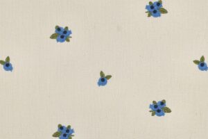 Double-gauze-stof-streepstiksel-geborduurde-blauwe-besjes-p626