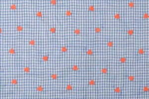 Katoen-poplin-stof-ruit-geborduurde-hartjes-P727