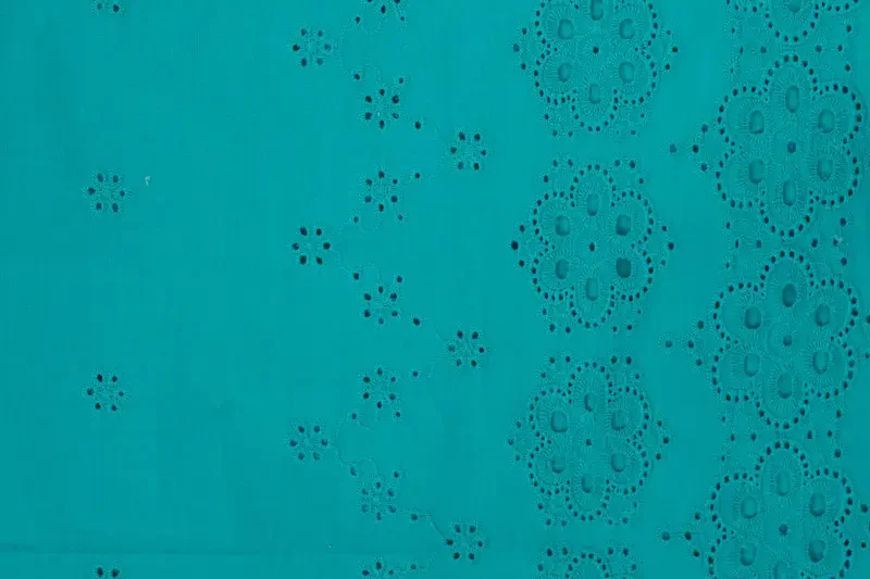 Poplin-katoen-stof-broderie-bloemen-randstof-p803