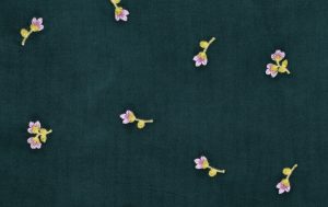 Corduroy Babyrib Stof, Bloemen, Groen/Paars. P921-1