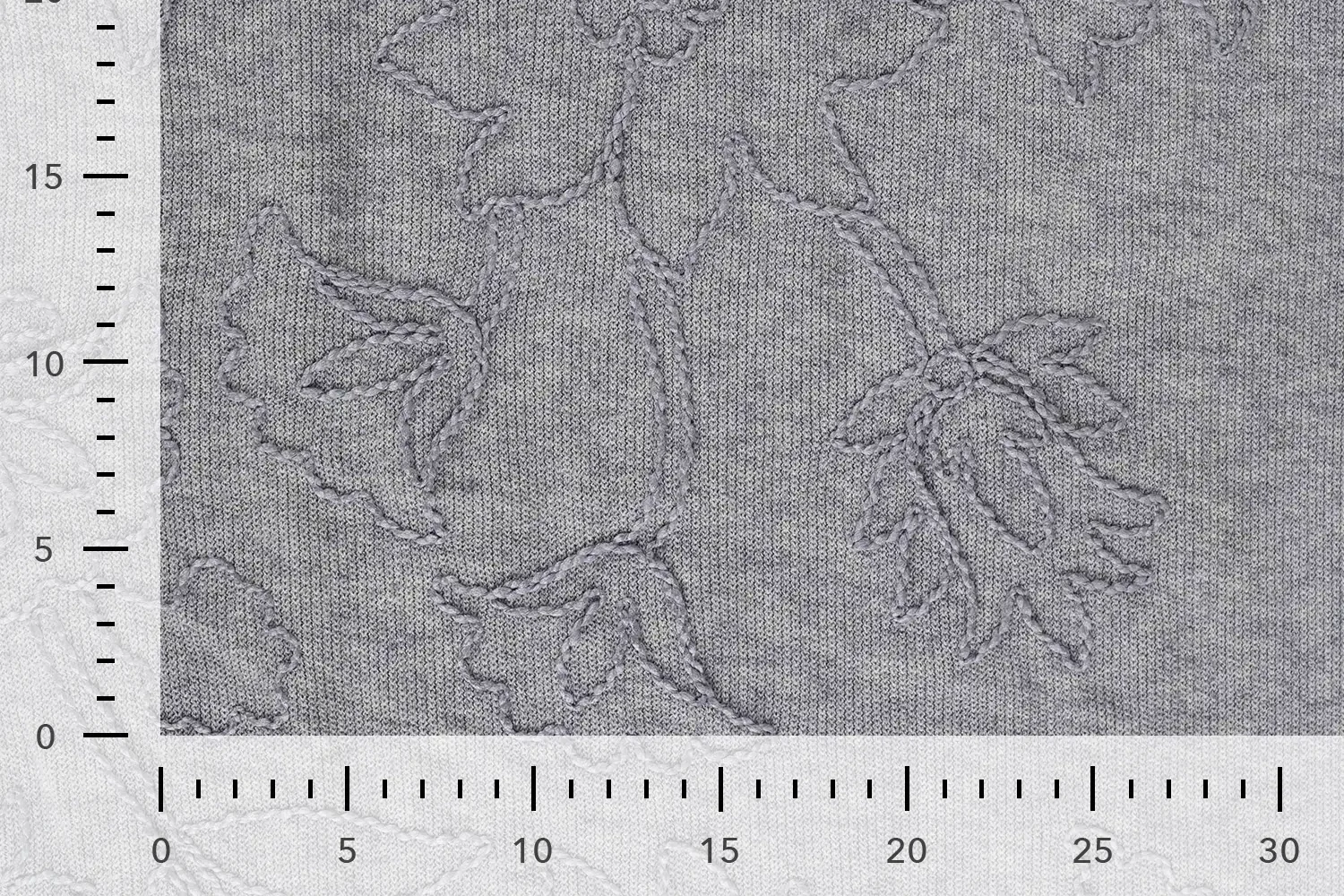 Fijn-gebreide-stof-geborduurde-bloemen-P1049-3