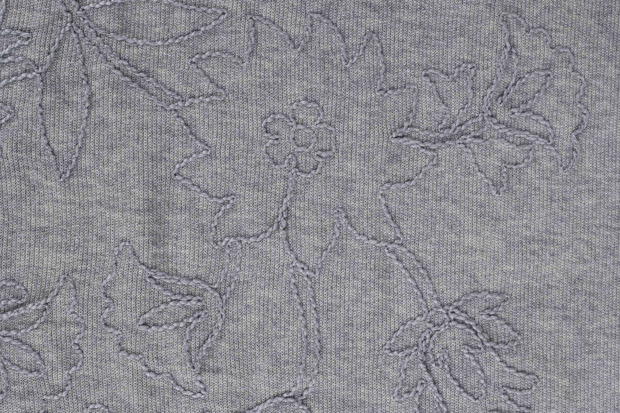 Fijn-gebreide-stof-geborduurde-bloemen-P1049