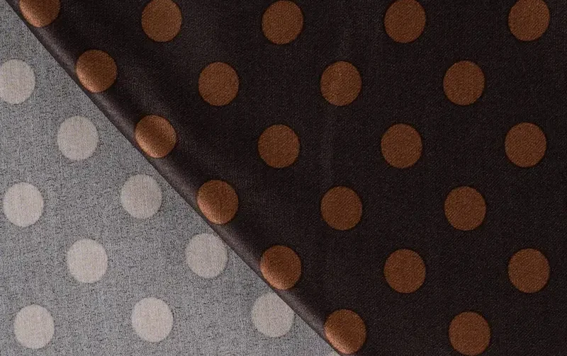 Viscose satijn stof, stip print, donker bruin/camel. P958-2